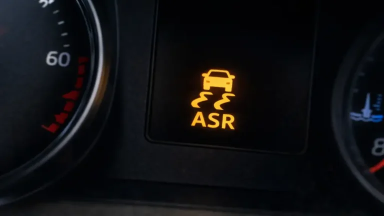 Voyant ASR antipatinage allumé sur le tableau de bord d’une voiture indiquant l’activation du système Anti Slip Regulation ou contrôle de traction.