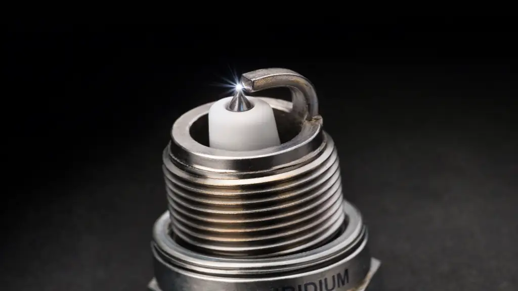 Bougie d’allumage iridium en gros plan montrant l’électrode fine en iridium et l’étincelle d’allumage utilisée dans les moteurs essence modernes.