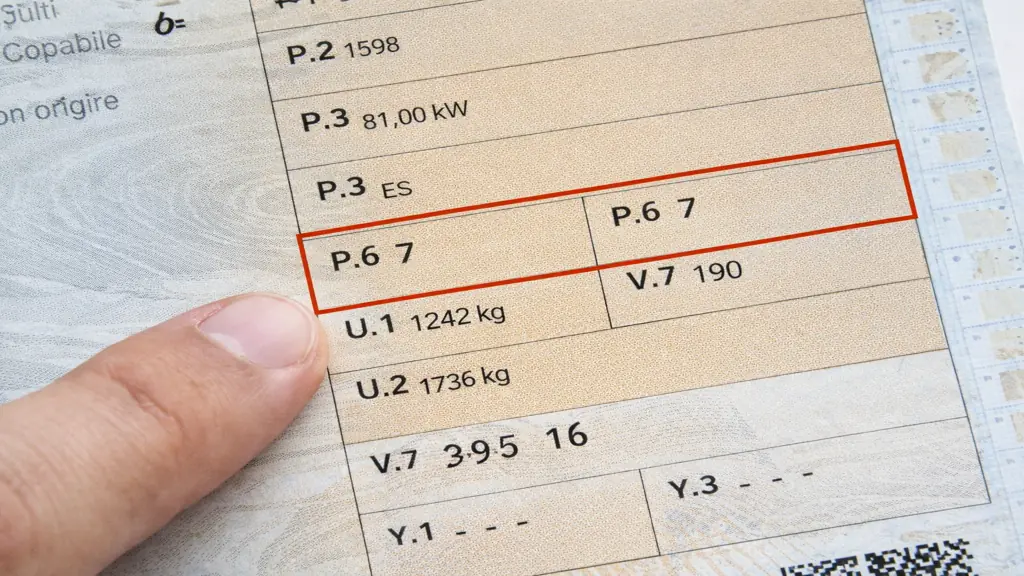 Doigt pointant la case P6 sur une carte grise française indiquant la puissance fiscale du véhicule en chevaux fiscaux.
